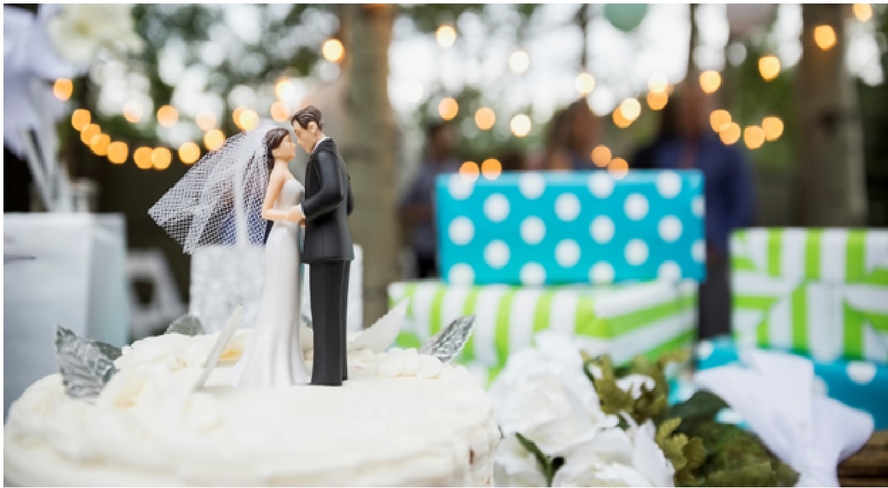 7 Awesome Wedding Gifts and Flowers for a Christmas Honeymoon